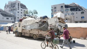 Familias palestinas recogen lo que les queda para evacuar la ciudad de Gaza, al sur de la Franja. 4 de septiembre de 2025.