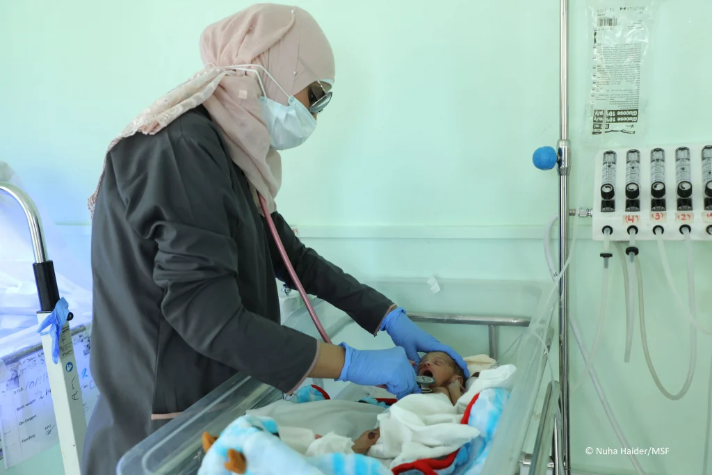 La Dra. Saeeda Ahmed revisando a un bebé prematuro en el hospital materno infantil de Al Houban.