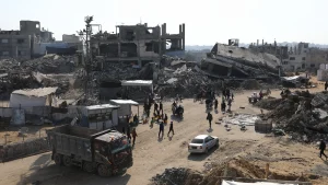 Residentes palestinos de Jabalia comienzan a congregarse mientras esperan un camión cisterna que les traiga provisiones. Franja de Gaza, Palestina, marzo de 2025.