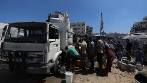 Un camión cisterna de MSF proporciona una fuente crítica de agua potable limpia. A pesar de producir alrededor de 500.000 litros diarios, es suficiente para que solo 80,000 personas reciban lo mínimo.