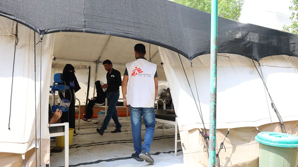 Equipo médico de MSF en la tienda de aislamiento del centro de tratamiento de diarrea en el Hospital General de Abs, gobernación de Hajjah.