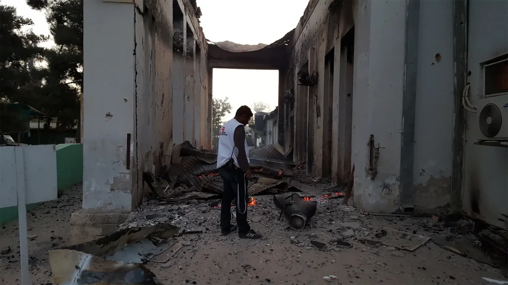 Un miembro del personal de MSF recorre las instalaciones del centro de traumatología de Kunduz el 3 de octubre, horas después de que sufriera graves daños a causa de los bombardeos del sábado 3 de octubre.