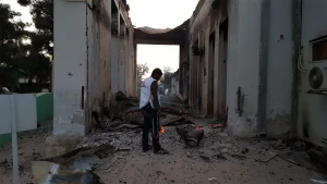 Un miembro del personal de MSF recorre las instalaciones del centro de traumatología de Kunduz el 3 de octubre, horas después de que sufriera graves daños a causa de los bombardeos del sábado 3 de octubre.