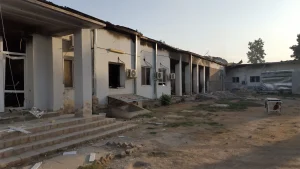 El exterior del Centro de Trauma de MSF en Kunduz, el 3 de octubre de 2015, horas después de que fuera alcanzado por un ataque aéreo sostenido que mató al menos a 22 empleados y pacientes y destruyó las instalaciones.