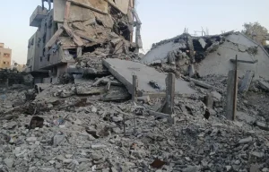 Edificio reducido a escombros donde estaba la casa de Sabreen Almaseri, en Ciudad de Gaza