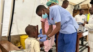 Un enfermero quitando un cateter de un pequeño que será dado de alta del centro de tratamiento de cólera de MSF en Goma.