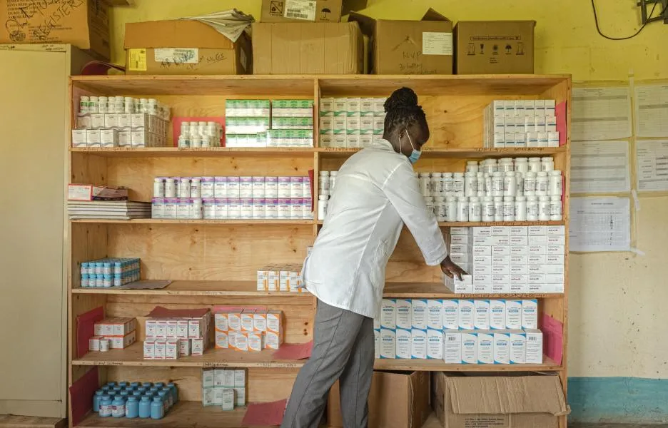 Una médica selecciona antirretrovirales (Profilaxis para el VIH) para un paciente en el condado de Homa Bay, Kenia. © Njiiri Karago/MSF