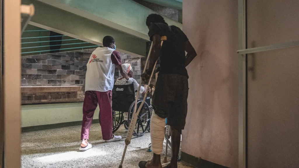 Tras ser atendidos y estabilizados por el equipo de MSF en Turgeau, estos pacientes, víctimas de un accidente de tráfico, recibieron el alta hospitalaria y regresaron a sus hogares. Puerto Príncipe, Haití, lunes 21 de junio de 2022.