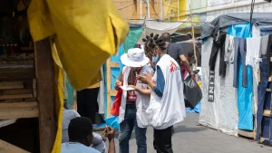 Trabajadores de MSF conversan con un grupo de migrantes que se han asentado en la Plaza de la Soledad, Ciudad de México.