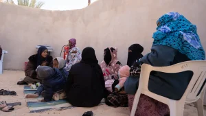 Un grupo de personas espera en uno de los centros de salud donde MSF presta atención médica en la ciudad de Zuwara, Libia.