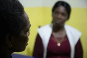 En el hospital de Salamabila, Alice, trabajadora social de MSF, atiende a Fabienne*. Alice intenta aliviar su trauma y se asegura de que Fabienne siga con su tratamiento para enfermedades de transmisión sexual. República Democrática del Congo.