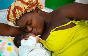 Dieuline, de 25 años, con su recién nacido en la maternidad Isaïe Jeanty, apoyada por MSF, en Puerto Príncipe. © Marx Stanley Léveillé/MSF