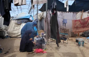Una mujer desplazada y su hija preparan la comida en Al Mawasi, Jan Yunis. Octubre, 2025