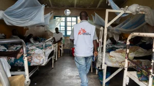 Bisgod Sifumungu, supervisor de MSF, visita a pacientes en el Hospital General de Referencia de Mweso.