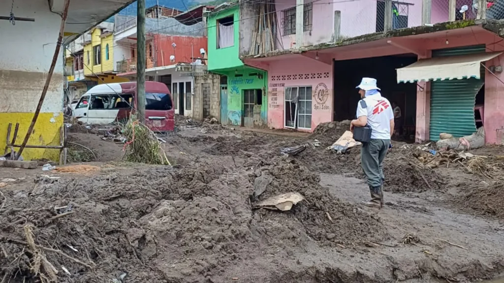 Un miembro del personal de MSF camina entre el lodo y los escombros en una de las zonas más afectadas por las inundaciones en Hidalgo.