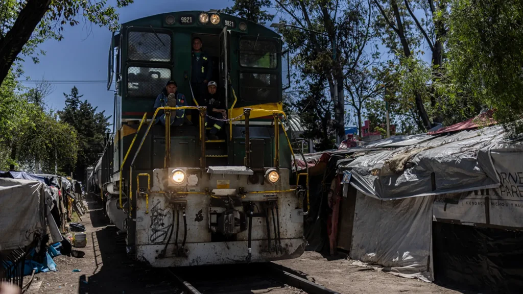 El tren pasa por las vías del barrio Vallejo dos veces por semana, lo que obliga a la gente del campamento a recoger sus pertenencias y entrar a sus casas para que el tren no los atropelle.