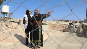 Existe la creencia generalizada de que los colonos o los soldados pueden entrar en cualquier momento, simplemente porque alguien lo ha publicado en Facebook o se lo ha contado a un vecino. En esta ocasión, las carreteras que llevan a sus hogares están siendo objeto de redadas y la forma en que las fuerzas israelíes detienen a los palestinos es profundamente humillante. No hay reglas. Esto crea un estado de alerta constante en la población: la preparación para huir, para ser desplazados o para ser detenidos. Esa anticipación alimenta la ansiedad que observamos en casi todos los pacientes. No se trata de una crisis temporal. Es un trauma generacional largo y agotador que las personas palestinas de Cisjordania se ven obligadas a vivir día tras día. Y en esa lenta erosión de la seguridad, la dignidad y la esperanza, la salud mental se ve afectada de forma silenciosa, pero profunda".