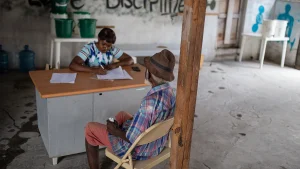 Un hombre con síntomas similares al cólera recibe tratamiento de una enfermera en una clínica móvil de MSF en Bel Air, Haití.