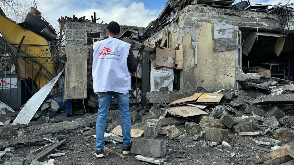 El asesor de seguridad Oleksandr Cherniavskyi evalúa el alcance de la destrucción. El equipo de MSF examina la magnitud de la destrucción tras el reciente ataque. La oficina de MSF ha quedado completamente destruida. Ucrania, abril de 2024.