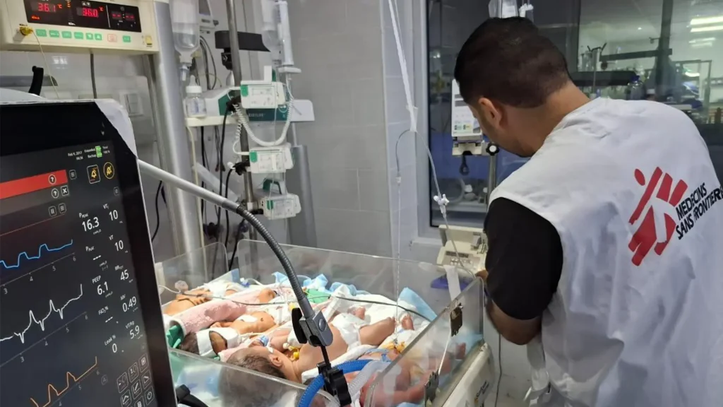 Varios bebés comparten una incubadora en la unidad de cuidados intensivos neonatales del hospital Al-Helou, al norte de Gaza, Palestina, julio de 2025.