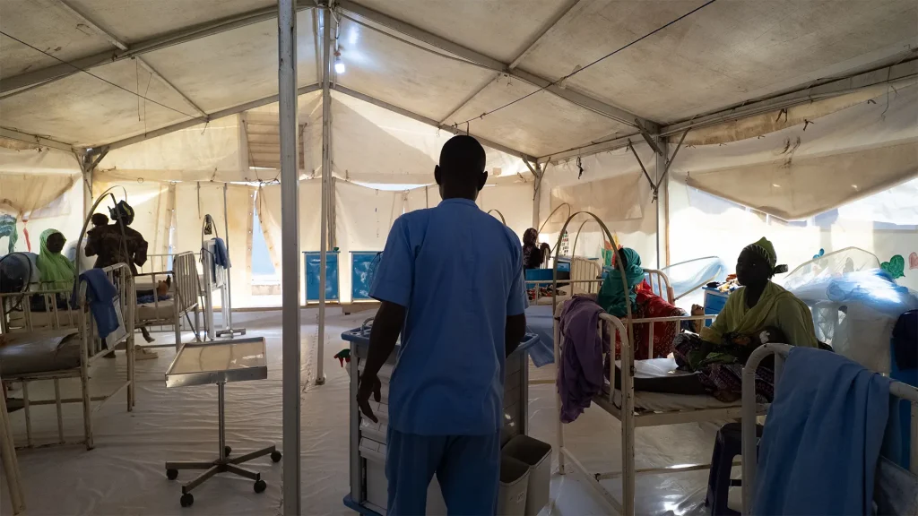 Las salas de malaria del hospital apoyado por MSF en Gummi, estado de Zamfara, se llenan rápidamente durante la temporada de lluvias, ya que los niños con malaria grave reciben tratamiento gratuito que les salva la vida.