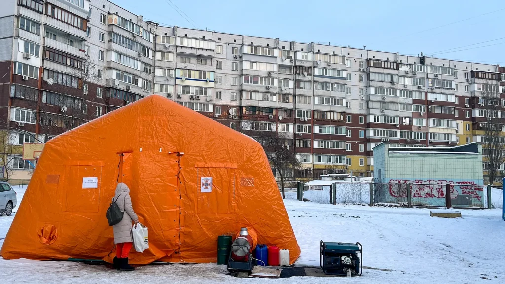 A medida que las temperaturas bajan hasta los -20 grados Celsius en Ucrania, las fuerzas rusas continúan bombardeando infraestructuras energéticas, dejando a millones con limitaciones extremas en electricidad, calefacción y agua corriente.