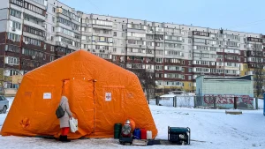 A medida que las temperaturas bajan hasta los -20 grados Celsius en Ucrania, las fuerzas rusas continúan bombardeando infraestructuras energéticas, dejando a millones con limitaciones extremas en electricidad, calefacción y agua corriente.