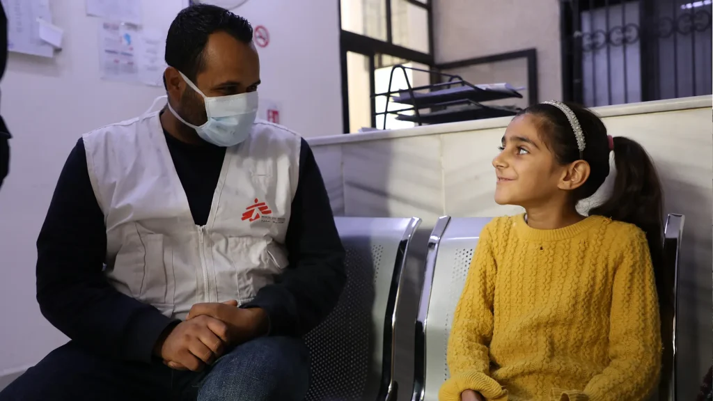 Un promotor de salud de MSF habla con Rawan Jamaluddin después del análisis de sangre en el centro de salud de Darayya, apoyado por MSF, en la zona rural de Damasco.