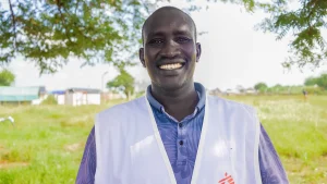 Foto de perfil de nuestro colega sursudanés desde 2019, Noon Makor Arop, quien fue mordido por una serpiente. Tras recibir tratamiento, ha trabajado activamente como Supervisor de Promoción de la Salud y Participación Comunitaria en Abyei.