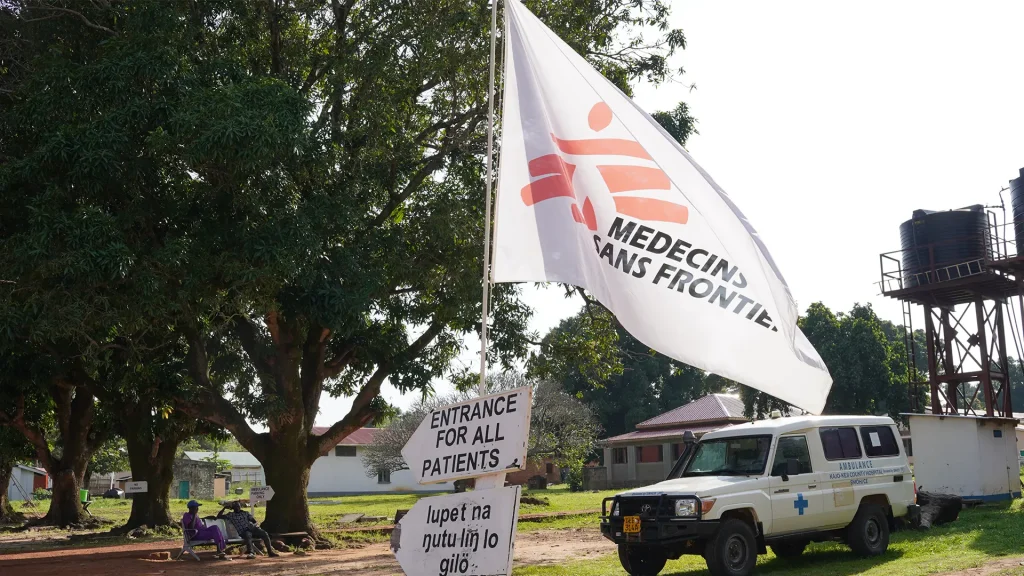 Vista de la entrada al hospital en Kajo Keji, Equatoria Central, Sudán del Sur.