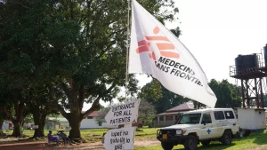 Vista de la entrada al hospital en Kajo Keji, Equatoria Central, Sudán del Sur.