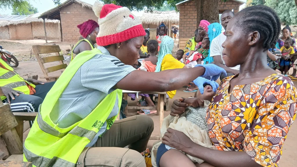 Campaña de vacunación para prevenir el sarampión y la meningitis, junto con otros antígenos, durante una intervención de EURECA en Kabo, República Centroafricana.
