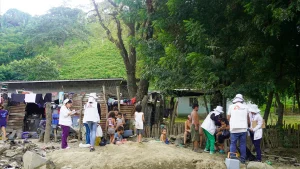 Familias enteras recibiendo vacunación Una familia se involucró para completar el esquema de vacunación de sus hijos, también participaron adultos.