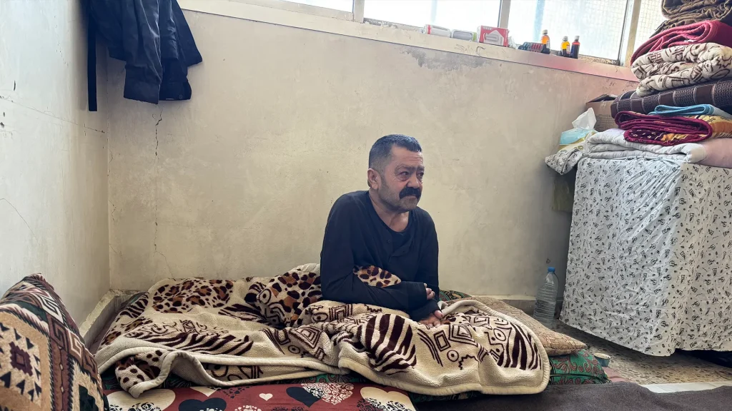 Younis Mouhammad, hombre de 52 años de Afrin, en un centro colectivo en Qamishli. Younis es diabético y perdió ambas piernas debido a complicaciones derivadas de la diabetes.