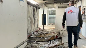 Personal de MSF evaluando la clínica Al Hol tras los daños infligidos