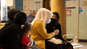 Un trabajador comunitario de salud mental de MSF impartiendo una sesión de promoción de la salud con un grupo de mujeres y sus hijos en el subdistrito de Abbasi en Hawija, al oeste de Kirkuk.