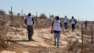 El equipo de MSF Hebron se dirige a evaluar a una familia que fue atacada por colonos israelíes en Shi'b al-Butum, al sur de Cisjordania.