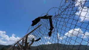 Valla que rodea el centro de recepción e identificación en Vathy, Samos. Mayo, 2021.