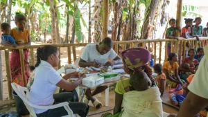 madres realizan visitas semanales a los centros de salud de MSF con sus hijos para recibir atención contra la desnutrición, asegurando un seguimiento y tratamiento continuos durante toda su recuperación.