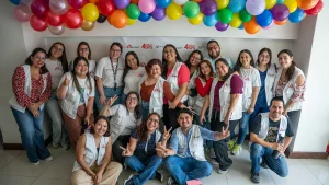 El equipo de MSF en San Pedro Sula durante la celebración del cuarto aniversario de la clínica, donde se invitó a los pacientes y sus familias a unirse a las festividades.