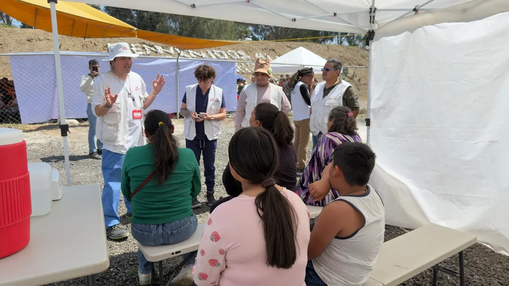 El equipo de MSF brindainformación sobre las consultas médicas en nuestra clínica en Chalco, Estado de México.