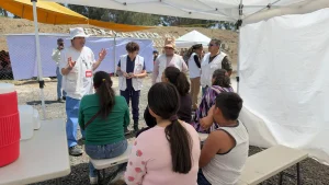 El equipo de MSF brindainformación sobre las consultas médicas en nuestra clínica en Chalco, Estado de México.