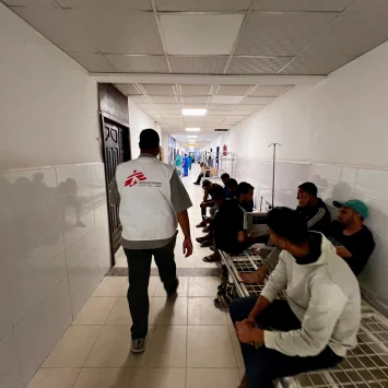 El araque al complejo hospitalario Nasser, dañó gravemente la farmacia del Ministerio de Salud, lo que aumentó la presión sobre los suministros en un momento en que las existencias médicas se están agotando debido al asedio.