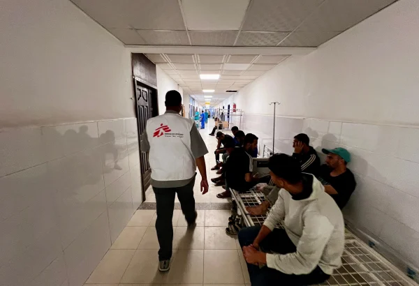 El araque al complejo hospitalario Nasser, dañó gravemente la farmacia del Ministerio de Salud, lo que aumentó la presión sobre los suministros en un momento en que las existencias médicas se están agotando debido al asedio.