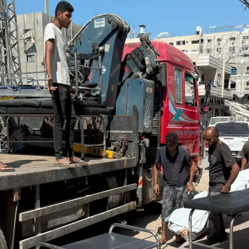 El equipo de logística evacúa camas y mobiliario médico.. Ciudad de Gaza.