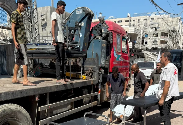 El equipo de logística evacúa camas y mobiliario médico.. Ciudad de Gaza.
