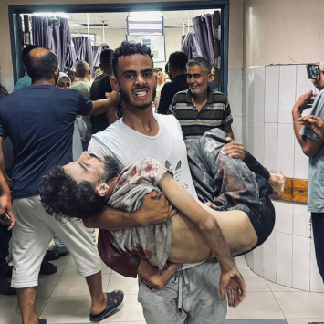 Nuestro compañero Abdullah Hammad siendo cargado por su compañero en el hospital Nasser de Gaza.