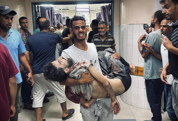 Nuestro compañero Abdullah Hammad siendo cargado por su compañero en el hospital Nasser de Gaza.