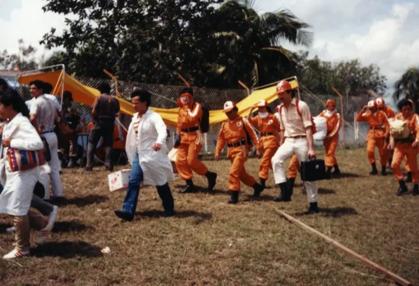 Armero1985: Tras la erupción del volcán Nevado del Ruiz, los equipos de MSF llegaron con 22 toneladas de suministros.