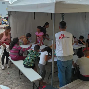 Trabajador de MSF con un grupo de personas MSF estableció un punto de atención en Esquipulas, Chiquimula, en la frontera sur de Guatemala.